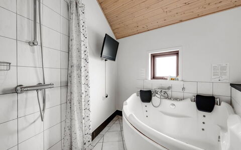Reiner - 300M to the Fjord: Armatur, Interior Design, Flooring, Fussboden, Decke, Badezimmer, Installation, Zuhause, Badewanne, Zimmer