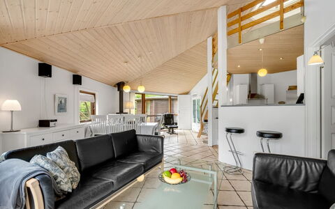 Reiner - 300M to the Fjord: Interior Design, Decke, Holz, Flooring, Möbel, Couch, Fussboden, Wohnzimmer, Beleuchtung, Zimmer