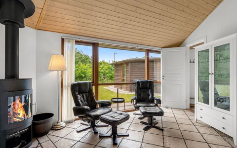 Reiner - 300M to the Fjord: Möbel, Interior Design, Flooring, Fussboden, Holz, Stuhl, Decke, Wohnzimmer, Couch, Holzboden