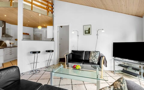 Reiner - 300M to the Fjord: Interior Design, Möbel, Flooring, Decke, Couch, Wohnzimmer, Fussboden, Zimmer, Beleuchtung, Tabelle