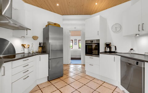 Reiner - 300M to the Fjord: Flooring, Küche, Fussboden, Interior Design, Küchengerät, Holz, Decke, Major Appliance, Cabinetry, Countertop