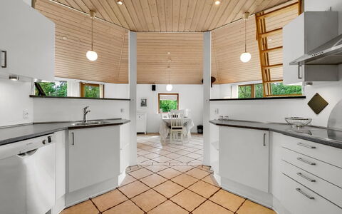 Reiner - 300M to the Fjord: Flooring, Interior Design, Küche, Holz, Decke, Fussboden, Countertop, Cabinetry, Beleuchtung, Light Fixture