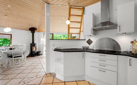 Reiner - 300M to the Fjord: Flooring, Interior Design, Küche, Decke, Fussboden, Light Fixture, Möbel, Beleuchtung, Countertop, Küchengerät