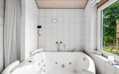 Naumka - 200M to the Fjord: Armatur, Badezimmer, Badewanne, Interior Design, Flooring, Holz, Decke, Fussboden, Installation, Zapfhahn