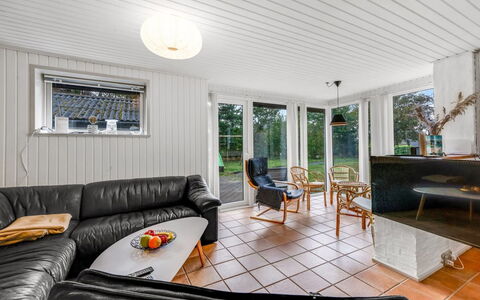 Naumka - 200M to the Fjord: Holz, Decke, Interior Design, Fussboden, Zuhause, Flooring, Tür, Couch, Wohnzimmer