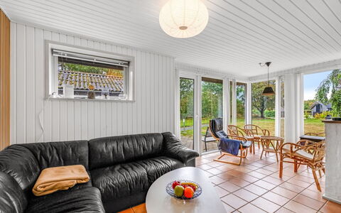Naumka - 200M to the Fjord: Holz, Zuhause, Decke, Interior Design, Fussboden, Tür, Hütte, Veranda, Hartholz, Holzbeize