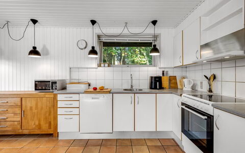 Naumka - 200M to the Fjord: Küche, Küchengerät, Countertop, Major Appliance, Flooring, Holz, Interior Design, Sinken, Spüle, Cabinetry