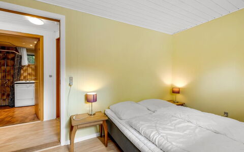 Naumka - 200M to the Fjord: Interior Design, Fussboden, Flooring, Bett, Wand, Möbel, Holz, Schlafzimmer, Decke, Zimmer