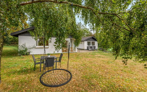 Naumka - 200M to the Fjord: Ast, Zweig, Rasen, Garten, Hütte, Schatten, Hinterhof, Garten, Landscaping, Park
