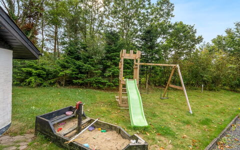 Naumka - 200M to the Fjord: Spielplatz Rutsche, Spielmittel, Garten, Rutsche, Steigung, Hinterhof, Landscaping, Spielplatz, Park, Rasen