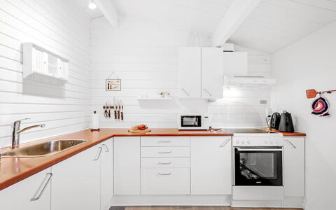 Staffan - 200M to the Fjord: Möbel, Interior Design, Flooring, Holz, Fussboden, Decke, Holzboden, Stuhl, Tabelle, Beleuchtung