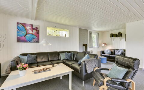 Elizabeth - 400M to the Fjord: Interior Design, Couch, Decke, Möbel, Wohnzimmer, Flooring, Zuhause, Fussboden, Zimmer