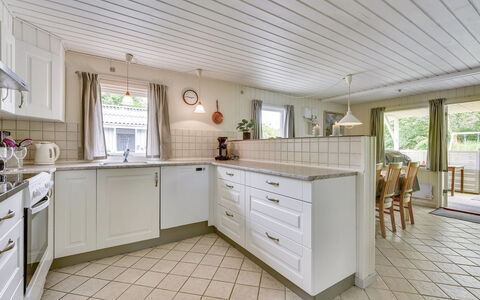 Elizabeth - 400M to the Fjord: Flooring, Holz, Fussboden, Decke, Interior Design, Cabinetry, Küche, Zuhause, Countertop, Möbel
