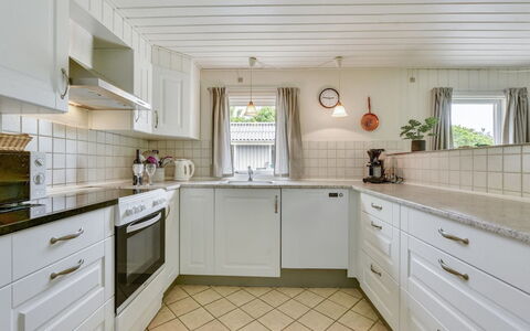 Elizabeth - 400M to the Fjord: Flooring, Küche, Fussboden, Interior Design, Cabinetry, Countertop, Decke, Zuhause, Küchengerät, Fliese