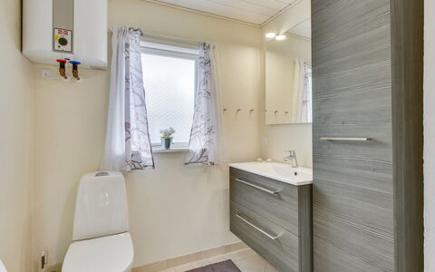 Elizabeth - 400M to the Fjord: Armatur, Flooring, Fussboden, Interior Design, Badezimmerschrank, Badezimmer, Sinken, Bad Sink, Toilette, Installation