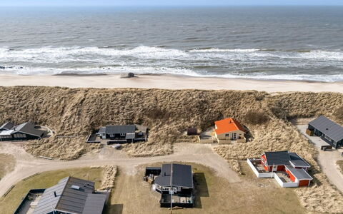 Jorie - 100M from the Sea: Gras, Haus, Dach, Zuhause, Hütte, Strauch, Grundstueck, Ländliches Gebiet, Bauernhaus, Ground