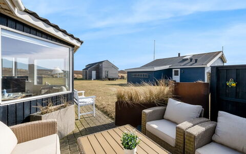 Jorie - 100M from the Sea: Gras, Haus, Dach, Zuhause, Hütte, Strauch, Grundstueck, Ländliches Gebiet, Bauernhaus, Ground