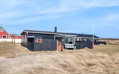 Jorie - 100M from the Sea: Gras, Haus, Dach, Zuhause, Hütte, Strauch, Grundstueck, Ländliches Gebiet, Bauernhaus, Ground