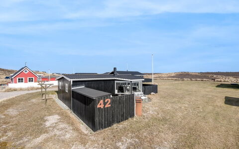 Jorie - 100M from the Sea: Gras, Haus, Dach, Zuhause, Hütte, Strauch, Grundstueck, Ländliches Gebiet, Bauernhaus, Ground