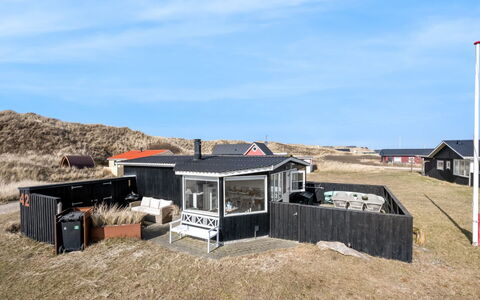 Jorie - 100M from the Sea: Gras, Haus, Dach, Zuhause, Hütte, Strauch, Grundstueck, Ländliches Gebiet, Bauernhaus, Ground