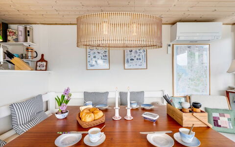 Jorie - 100M from the Sea: Möbel, Interior Design, Light Fixture, Flooring, Holz, Tabelle, Decke, Stuhl, Esszimmer, Fussboden