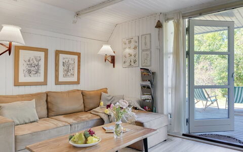 Amelia - 250M to the Fjord: Möbel, Interior Design, Flooring, Holz, Fussboden, Decke, Holzboden, Stuhl, Tabelle, Beleuchtung