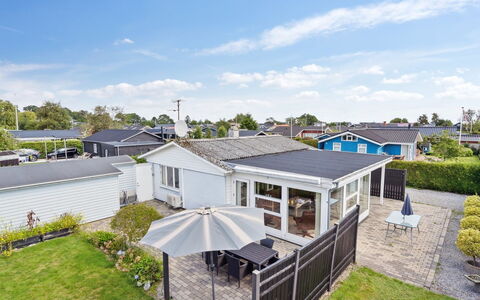Mena - 200M from the Sea: Wohngebiet, Haus, Zuhause, Dach, Estate, Vorort, Schatten, Abstellgleis, Landscaping, Design