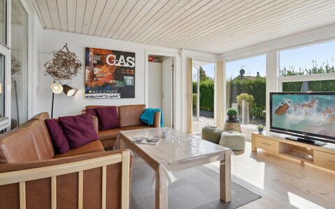 Mena - 200M from the Sea: Möbel, Interior Design, Flooring, Fussboden, Holz, Couch, Decke, Wohnzimmer, Zimmer, Holzboden