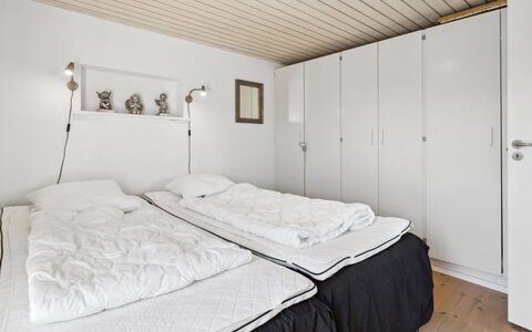 Mena - 200M from the Sea: Schlafzimmer, Bett, Interior Design, Fussboden, Decke, Bettdecke, Möbel, Flooring, Bedding, Zimmer