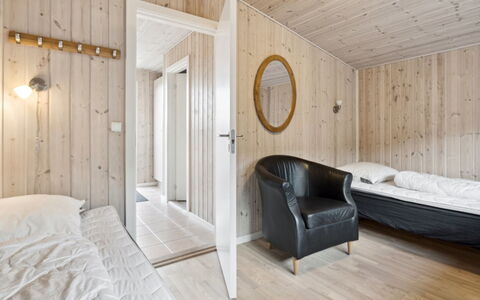 Mena - 200M from the Sea: Holz, Schlafzimmer, Decke, Fussboden, Flooring, Bett, Interior Design, Zuhause, Bedding, Bettdecke