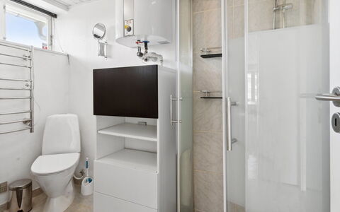 Mena - 200M from the Sea: Toilleten Sitz, Armatur, Badezimmer, Flooring, Toilette, Fussboden, Wand, Interior Design, Sinken, Bad Sink