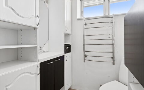 Mena - 200M from the Sea: Flooring, Interior Design, Fussboden, Zimmer, Decke, Cabinetry, Armatur, Countertop, Wohnung