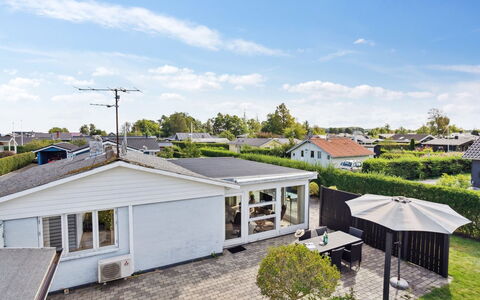 Mena - 200M from the Sea: Dach, Haus, Zuhause, Hütte, Abstellgleis, Estate, Auffahrt, Gartenbauten, Garten, Schuppen