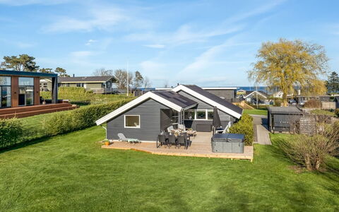 Joannes - 200M from the Sea: Möbel, Interior Design, Flooring, Holz, Fussboden, Decke, Holzboden, Stuhl, Tabelle, Beleuchtung