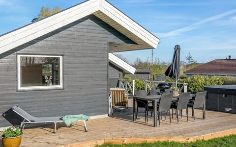 Joannes - 200M from the Sea: Möbel, Interior Design, Flooring, Holz, Fussboden, Decke, Holzboden, Stuhl, Tabelle, Beleuchtung