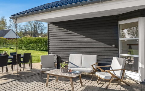 Joannes - 200M from the Sea: Möbel, Interior Design, Flooring, Holz, Fussboden, Decke, Holzboden, Stuhl, Tabelle, Beleuchtung