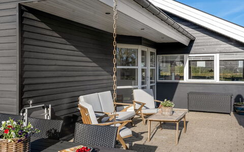 Joannes - 200M from the Sea: Möbel, Interior Design, Flooring, Holz, Fussboden, Decke, Holzboden, Stuhl, Tabelle, Beleuchtung