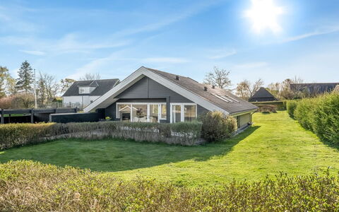 Joannes - 200M from the Sea: Möbel, Interior Design, Flooring, Holz, Fussboden, Decke, Holzboden, Stuhl, Tabelle, Beleuchtung