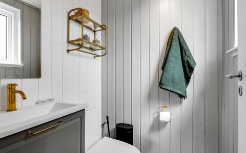 Nine - 200M from the Sea: Armatur, Badezimmer, Interior Design, Installation, Zapfhahn, Light Fixture, Toilette, Sinken, Fliese