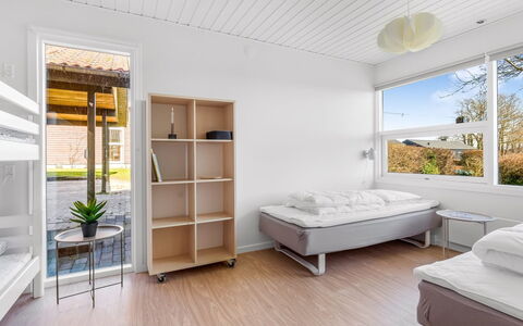 Giselle - 150M from the Sea: Holz, Interior Design, Flooring, Decke, Fussboden, Tür, Holzbeize, Hartholz, Schlafzimmer, Bett