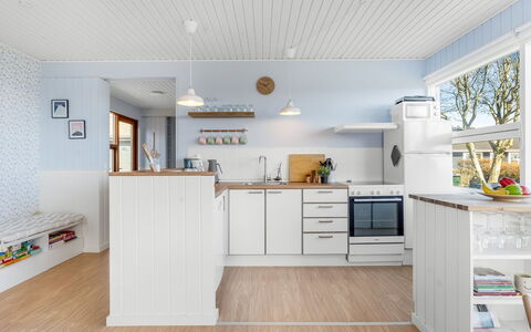 Giselle - 150M from the Sea: Küche, Flooring, Interior Design, Holz, Küchengerät, Major Appliance, Countertop, Möbel, Decke, Fussboden