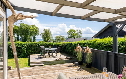 Giselle - 150M from the Sea: Möbel, Interior Design, Flooring, Holz, Fussboden, Decke, Holzboden, Stuhl, Tabelle, Beleuchtung