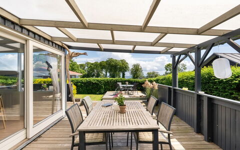 Giselle - 150M from the Sea: Möbel, Interior Design, Flooring, Holz, Fussboden, Decke, Holzboden, Stuhl, Tabelle, Beleuchtung