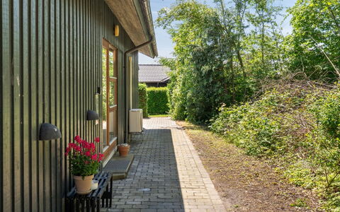 Giselle - 150M from the Sea: Möbel, Interior Design, Flooring, Holz, Fussboden, Decke, Holzboden, Stuhl, Tabelle, Beleuchtung