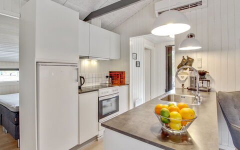 Hariette: Küche, Interior Design, Decke, Holz, Flooring, Major Appliance, Fussboden, Möbel, Countertop, Zimmer