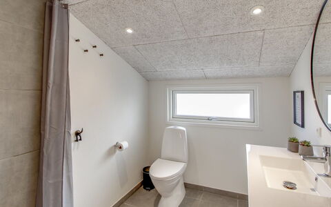 Hariette: Wand, Flooring, Armatur, Decke, Fussboden, Interior Design, Light Fixture, Badezimmer, Beleuchtung, Installation