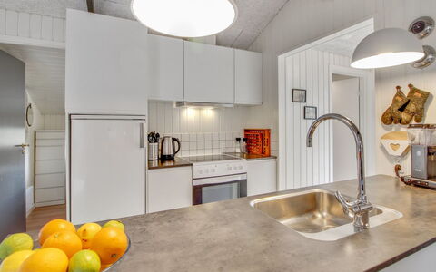 Hariette: Küche, Countertop, Interior Design, Flooring, Küchengerät, Fussboden, Decke, Sinken, Armatur, Holz