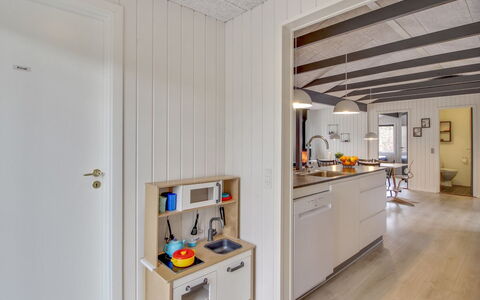 Hariette: Holz, Flooring, Interior Design, Decke, Fussboden, Küche, Countertop, Major Appliance, Möbel, Zimmer