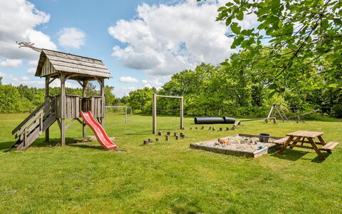 Hariette: Spielplatz Rutsche, Grundstueck, Garten, Spielmittel, Rasen, Rutsche, Hinterhof, Wiese, Garten, Landscaping