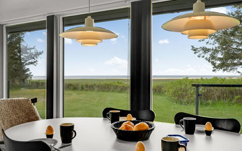 Aleida - 100M to the Fjord: Möbel, Interior Design, Flooring, Holz, Fussboden, Decke, Holzboden, Stuhl, Tabelle, Beleuchtung